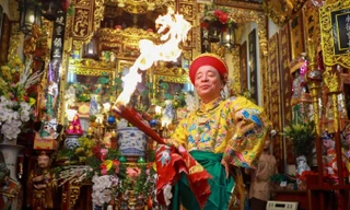 Nóng chuyện đưa hầu đồng ra khỏi không gian thiêng