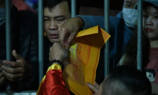 Người dân thức xuyên đêm để được phát ấn đền Trần từ tờ mờ sáng