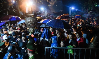 Dòng người bê mâm lễ, ùa vào sân sau lễ khai ấn đền Trần