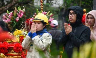 Người dân đội mưa đổ về đền Trần trước giờ khai ấn