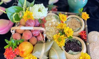 Mọi người đều uống rượu, ăn hoa quả, gọi là giết sâu bọ...