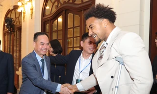 Soobin Hoàng Sơn càn quét giải thưởng, tiền đạo Xuân Son chống nạng đến thảm đỏ