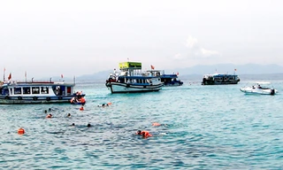 Nơi du khách bơi lặn ở Hòn Mun bị xả chất thải từ các con tàu chở chính họ