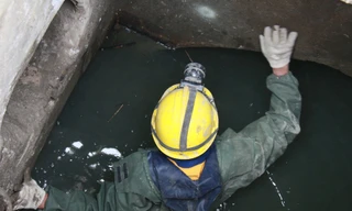 Nhọc nhằn nghề móc cống