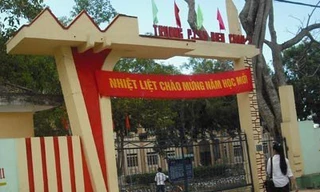 Nữ sinh đau đẻ trong lớp học