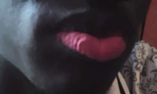 'Mốt' xăm môi hồng của đàn ông Nigeria