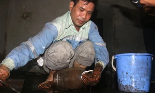 Nghi váng dầu đặc sánh trong bể nước chung cư Golden Land sau sự cố nước Sông Đà