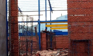 Lốc xoáy thổi 'bay' tường, bốn người chết