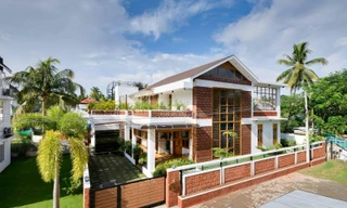 Mê mẩn ngôi nhà 2 tầng tái chế từ đá ong và đồ cũ