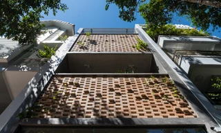 Thiết kế bằng gạch xen kẽ giúp nhà hướng Tây thoáng mát, sáng sủa ở Vũng Tàu