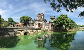 Bước qua đình làng về miền cổ tích