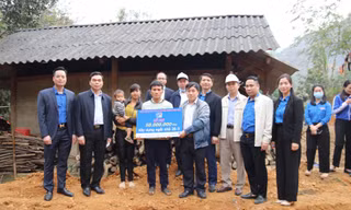 Thanh niên Ban Tổ chức Trung ương Đảng xây tổ ấm cho người nghèo Tuyên Quang