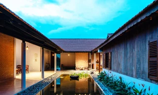 Mê mẩn nhà cấp 4 mái ngói chữ U có hồ nước giữa nhà