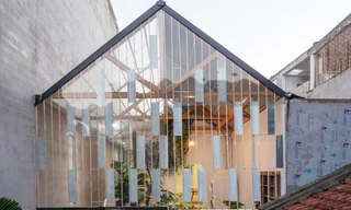 Độc đáo với ngôi nhà nhìn như 'chiếc áo mưa' ở Hà Nội