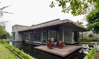 Mê mẩn nhà cấp 4 mái tranh bên hồ cái Koi ở Long An