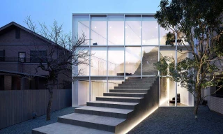 Lạ Lùng nhà kính 3 tầng có cầu thang chạy thẳng từ ngoài vào trong