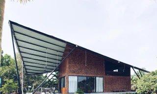 Nhà cấp 4 gác lửng mái cánh diều gợi kí ức tuổi thơ và tránh gió bão của vợ chồng Đà Nẵng