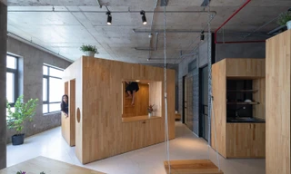 Căn hộ chưa hoàn thiện được ông bố biến thành nơi vui chơi cho con