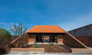 Kì lạ ngôi nhà cấp 4 hình kim tự tháp bằng gạch ống xếp chồng ở Long An