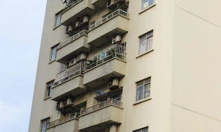 Những cách bảo vệ con trẻ khỏi lan can và cửa sổ nhà cao tầng không phải ai cũng biết