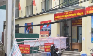 Hà Nội dựng rào chắn cao 2m trước cửa UBND phường để chống dịch 