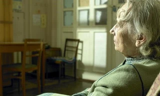 Cụ bà lừa cảnh sát đến nhà vì quá cô đơn khiến cộng đồng mạng thương cảm 