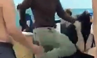 Người đàn ông mặc đồng phục dân phòng liên tiếp đá, đấm vào mặt thiếu niên 14 tuổi, đêm 31/3. Ảnh: Cắt từ video.