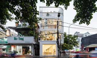 Dùng lam thép và kính cải tạo mặt tiền, nhà 3 tầng được báo Mỹ hết lời khen ngợi 