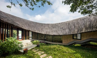 Ngỡ ngàng với nhà mái tranh uốn lượn bên hồ ở ngoại thành Hà Nội