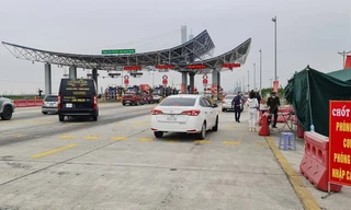 Nhiều xe quay đầu khi đến chốt kiểm soát tại cửa ngõ vào Quảng Ninh. Ảnh: Đức Hiếu.