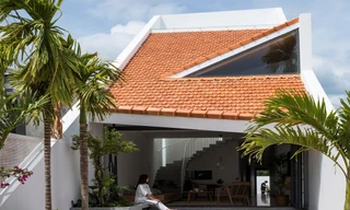 Lạ mắt với nhà ống 2 tầng dùng mái ngói làm mặt tiền