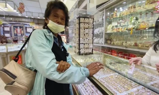 Được khán giả cho nhiều tiền, ca sĩ Kim Ngân lần đầu đòi đi mua vàng và đến phòng thu âm