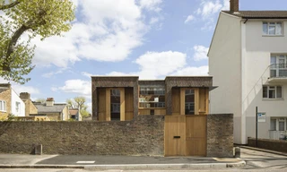 Choáng ngợp không gian bên trong ngôi nhà nhìn như 'lò gạch' bỏ hoang