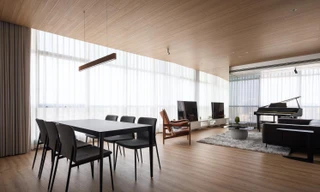 Dùng kính mờ làm vách ngăn giúp căn hộ có tầm nhìn vô tận