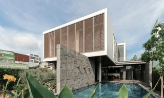 Độc đáo biệt thự dùng cửa thông gió làm mặt tiền kiêm 'điều hòa'