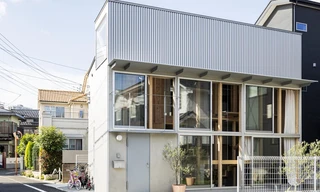 Dùng cầu thang làm mặt tiền giúp nhà diện tích nhỏ thoáng và sáng hơn