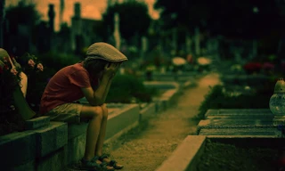 Người dùng mạng rơi nước mắt với cậu bé đi thăm mộ mẹ lúc 1h sáng 