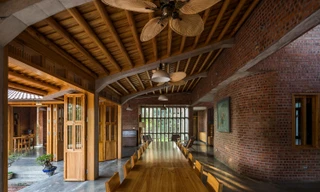 Mê mẩn với nhà gạch gỗ xoan nhiều cửa ở Phú Thọ