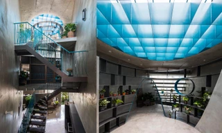 Dùng gạch kính lấy sáng làm giếng trời giúp nhà phố bị xen kẹt có cả bầu trời