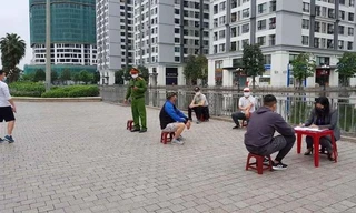 Đi dạo ở sân hay sảnh chung cư trong mùa dịch có bị phạt?