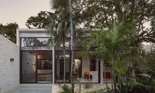 Mê mẩn với biệt thự chỉ trát vữa giữa rừng