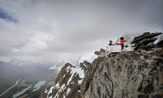 Tranh cãi việc cặp đôi rủ nhau lên đỉnh núi cầu hôn rồi cùng bị ngã vực