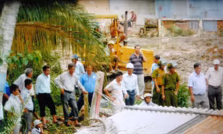 Cảnh cưỡng chế giải tỏa trại rắn ngày 28-9-2010