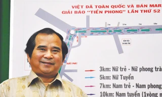 Giám đốc Sở VH-TT&DL Đăk Nông Tô Đình Tuấn bên sơ đồ đường đua Ảnh: Thiên Nga