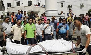 Thi thể nạn nhân vụ xả súng được mang ra khỏi một tòa án ở Cebu, Phillippines