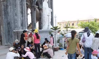 Tranh nhau uống nước chảy ra từ hài cốt gần 200 tuổi