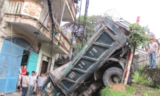 Hà Nội: Ô tô tải ‘trèo’ rào chắn lao xuống chân đê