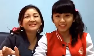 Clip: Mẹ con nữ sinh ‘lên nóc nhà’ hát ‘con bướm xuân’