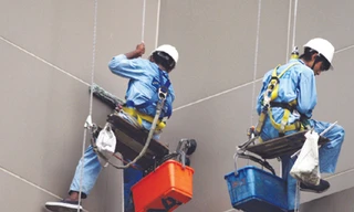 Người nhện lau cửa kính cao ốc ở TPHCM Ảnh: Quang MInh