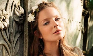 Eniko Mihalik quyến rũ cùng đầm ren